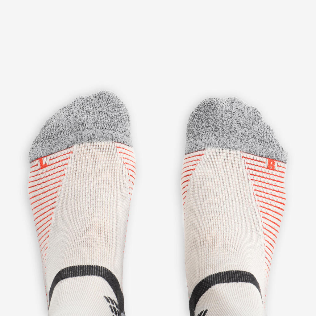 Čarape za planinarenje 500 2 para sivo-crvene