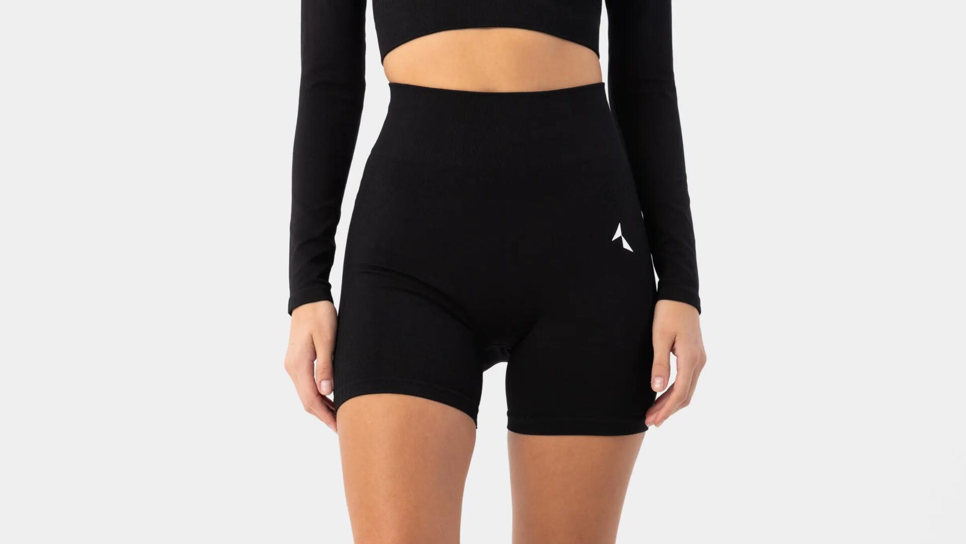 Kobieta w kolarkach sportowych carpatree