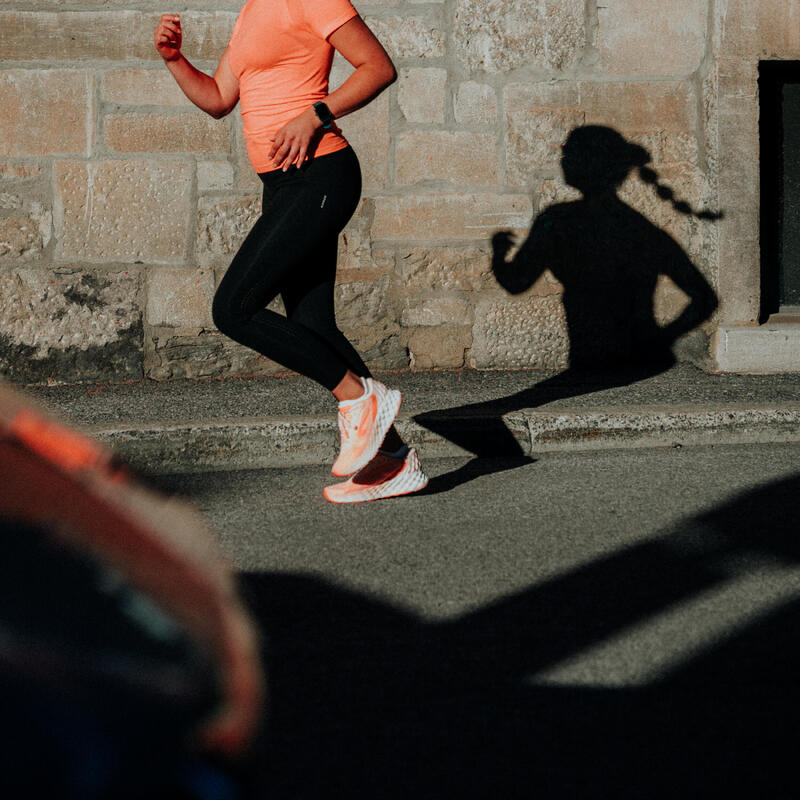 Maglia running e trail donna RUN 500 COMFORT slim corallo