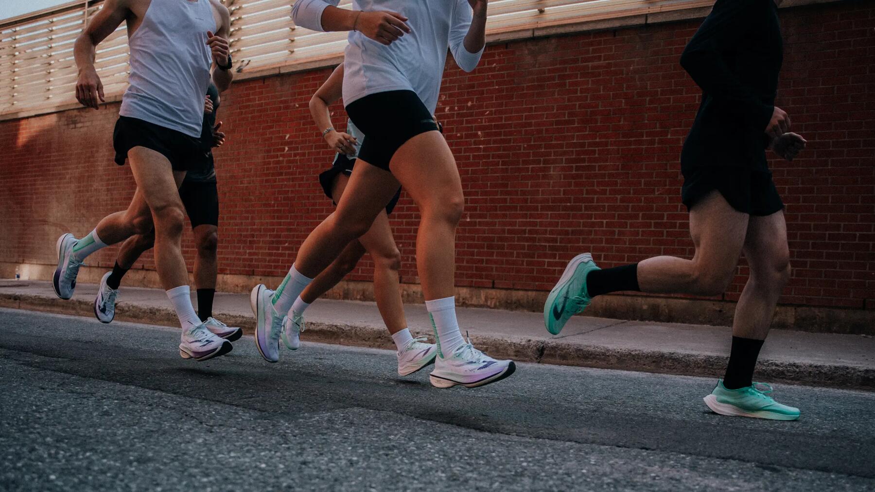 Grupa biegaczy trenująca do maratonu