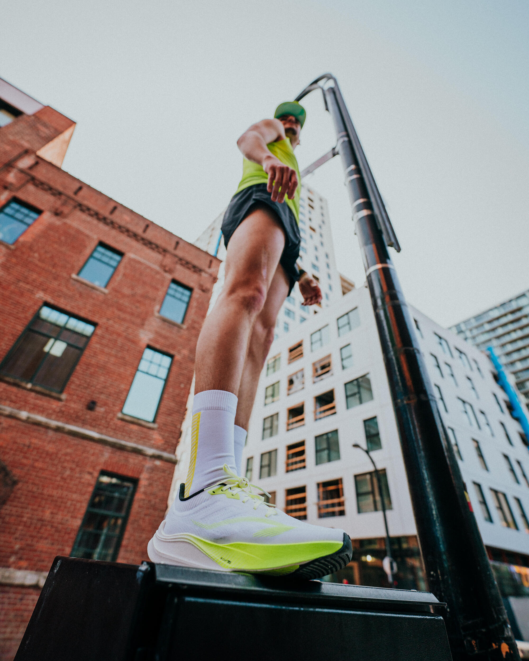 Chaussures de Running Homme, Kiprun Kipstorm Interval, Blanc et jaune 12/15