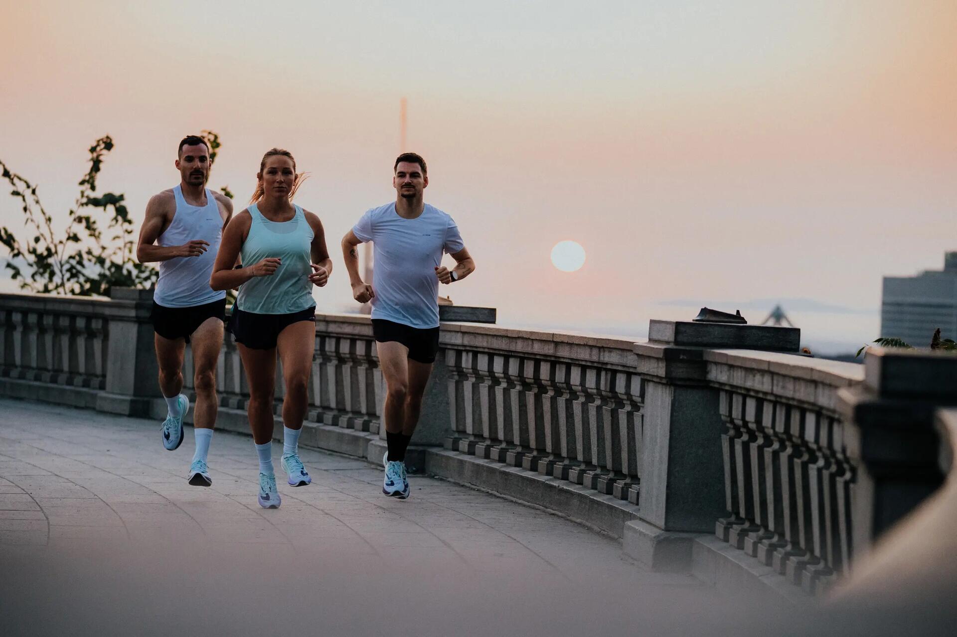 Grupa osób uprawiająca jogging w butach do biegania dopasowanych do ich supinacji i pronacji