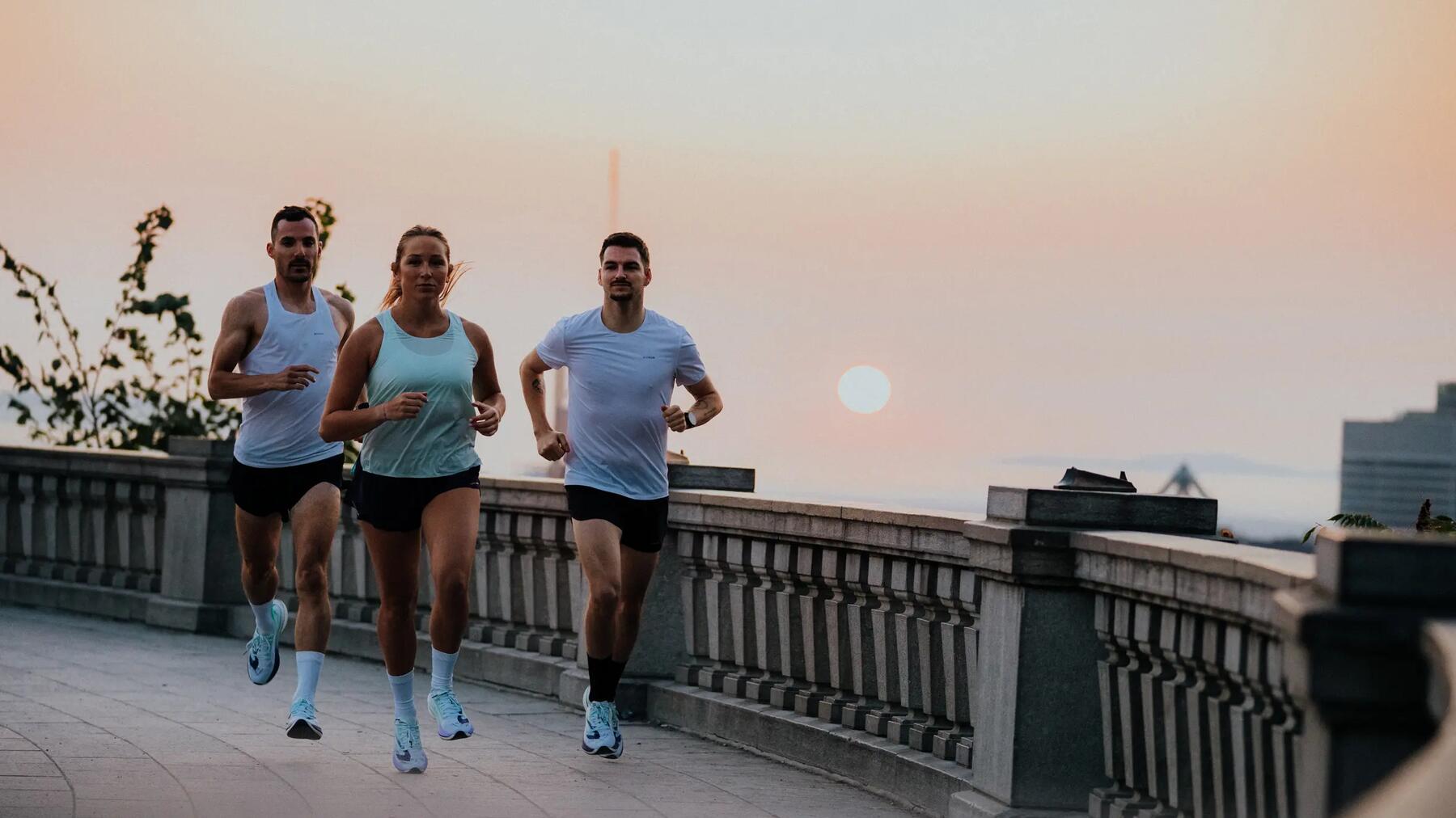 Mensen lopen met een mooi uitzicht