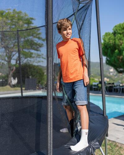 Chlapec usmievajúci sa na trampolíne
