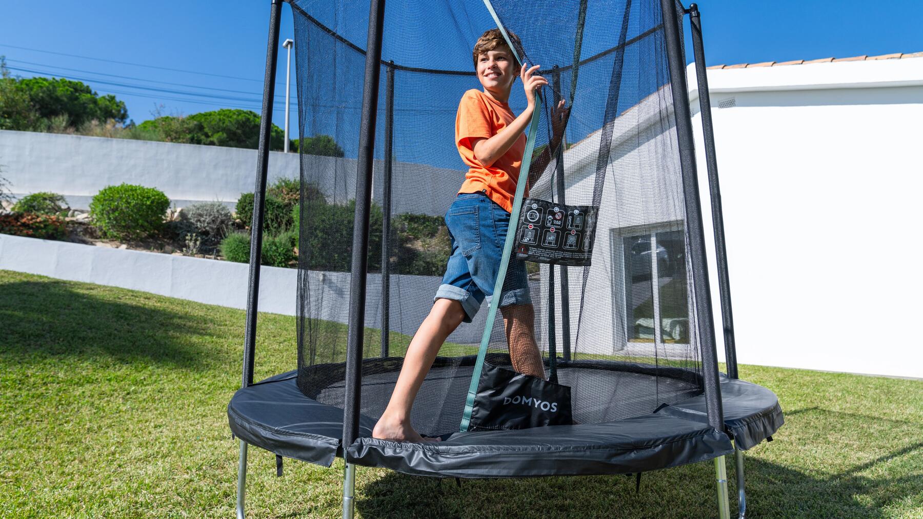 crianca a saltar em trampolim da decathlon no jardim