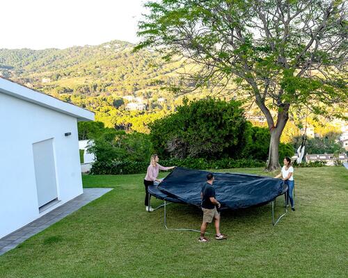 Trampolin pflegen im Winter: Tipps von Decathlon Schweiz
