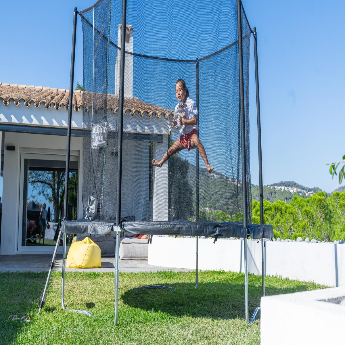 Gioventù del trampolino dell'attrezzatura di ginnastica mini che salta i  bambini dell'interno intorno al