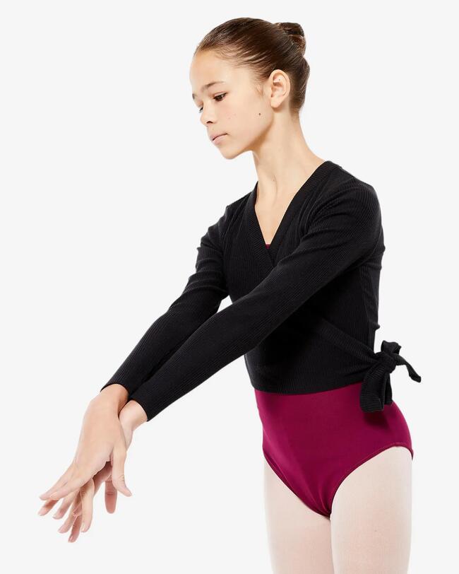 Eine Balletttänzerin tanzt.