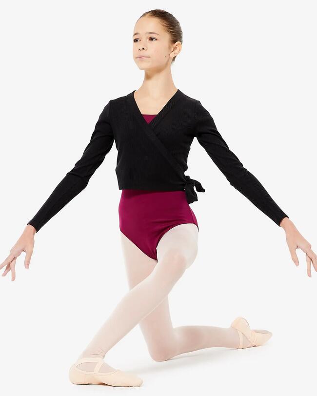 Eine Balletttänzerin tanzt.