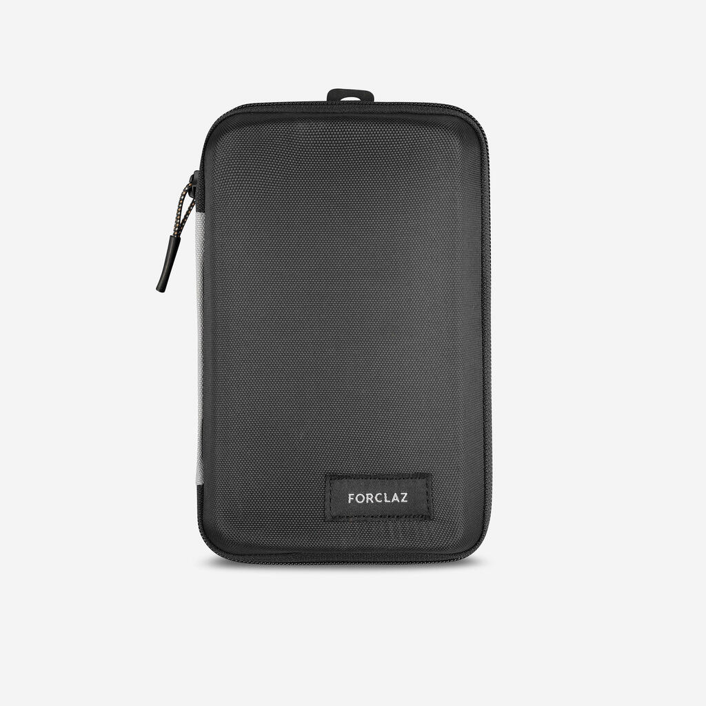 Estuche rigido para transportar cargadores y cables para viaje Forclaz negro