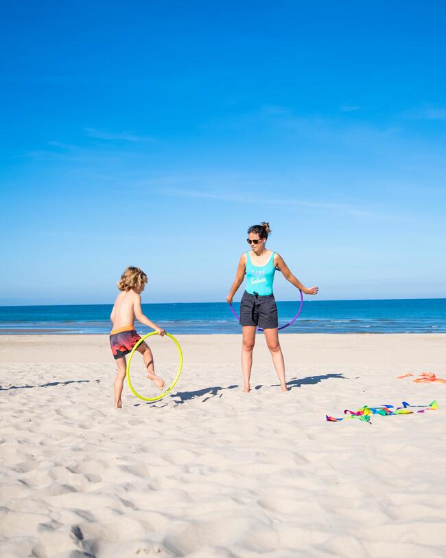 Eine Familie spielt am Strand.