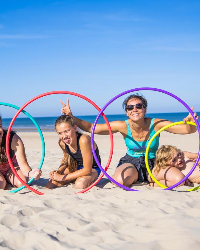 Eine Familie spielt am Strand.