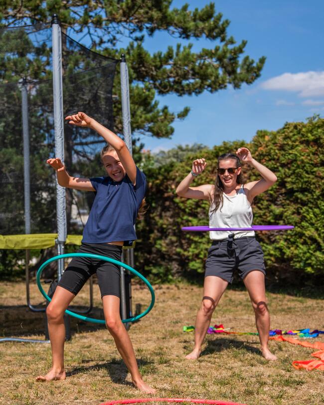 Zwei Kinder spielen mit Gymnastikreifen.