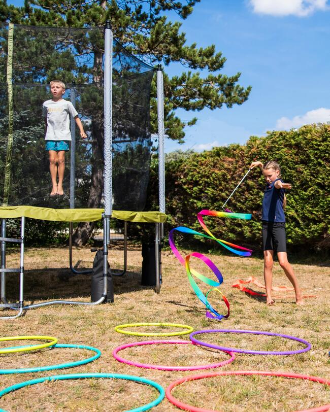 Zwei Kinder spielen im Garten.