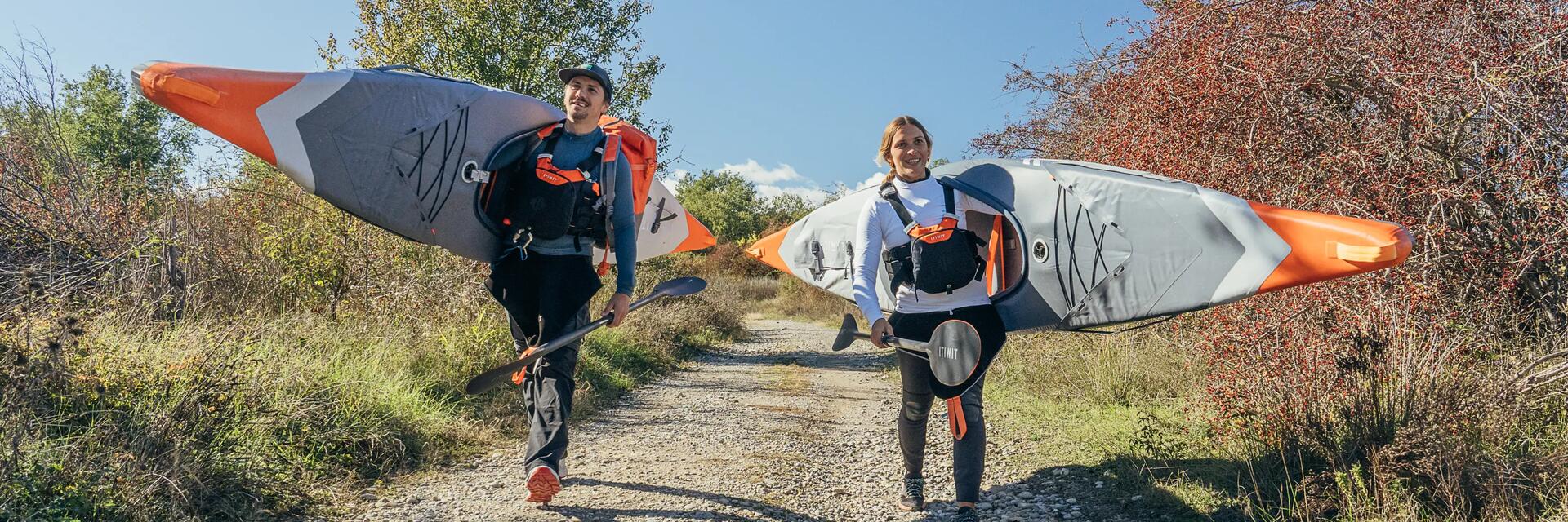 Kobieta i mężczyzna trzymający kajaki