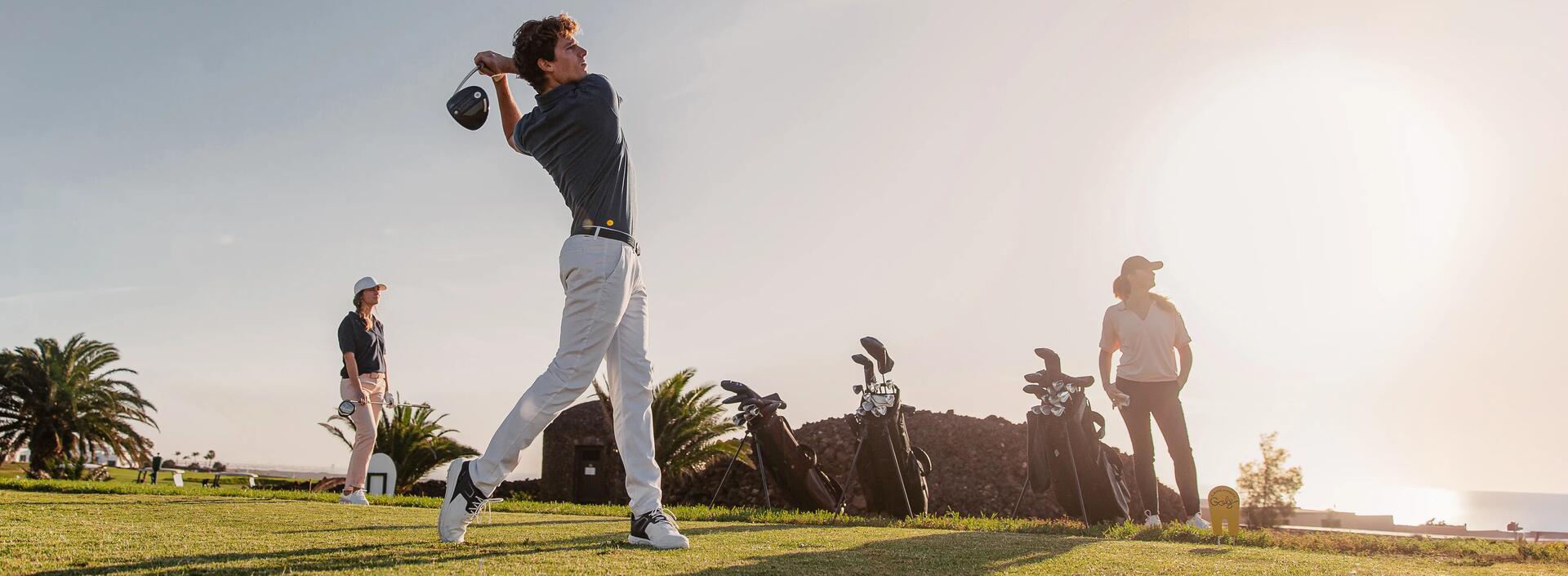 hombre golpeando con driver golf