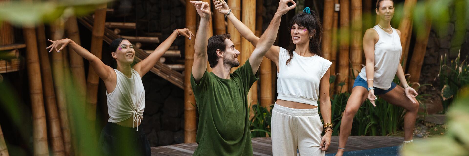 Jogini praktykujacy jogę w wygodnych ubraniach do jogi