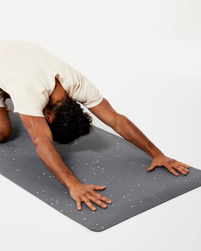 Eine graue Yogamatte.