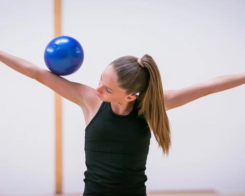 Gli elementi tecnici specifici degli attrezzi della ginnastica ritmica