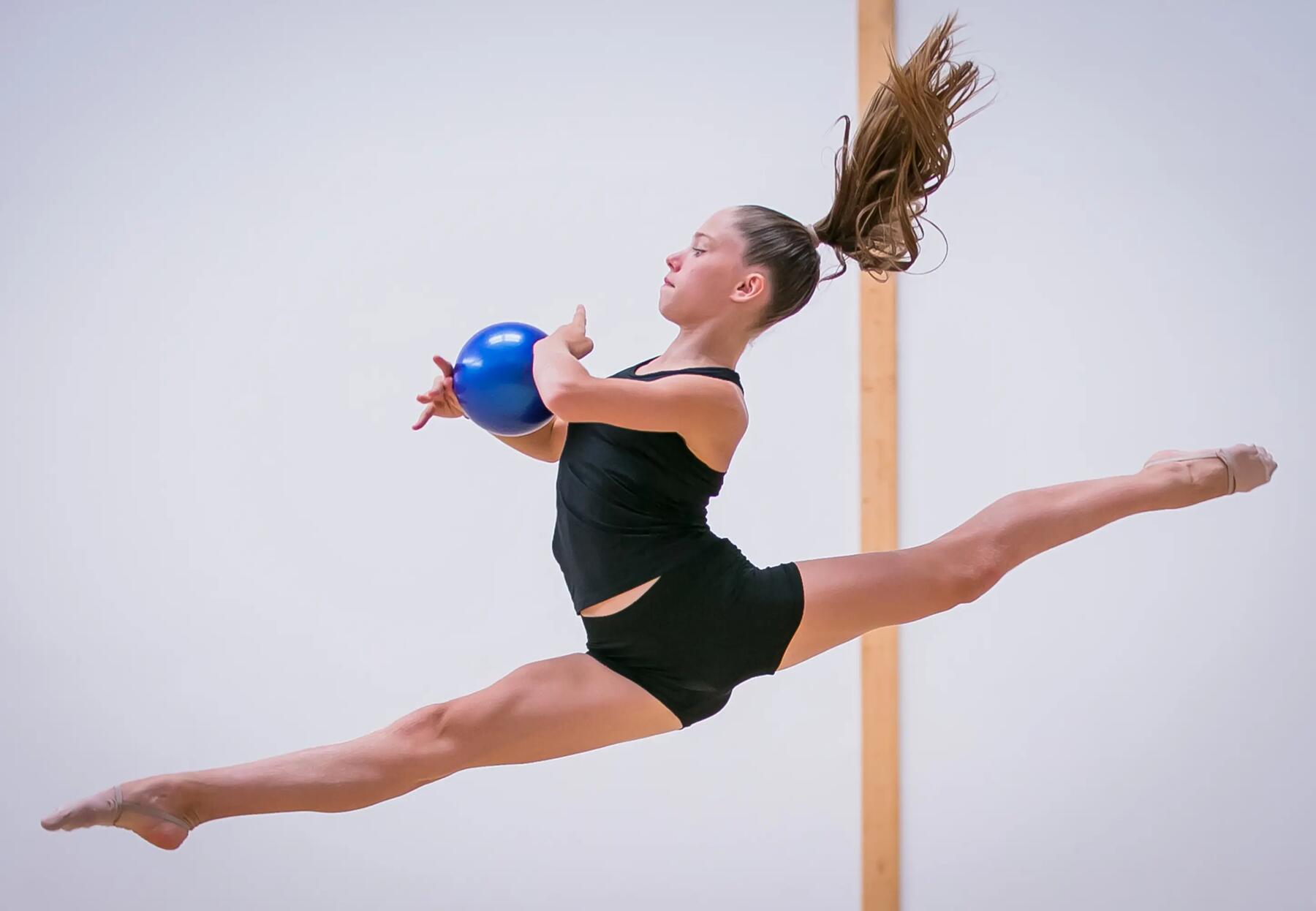 GLI ELEMENTI TECNICI SPECIFICI DI ATTREZZO DELLA GINNASTICA RITMICA