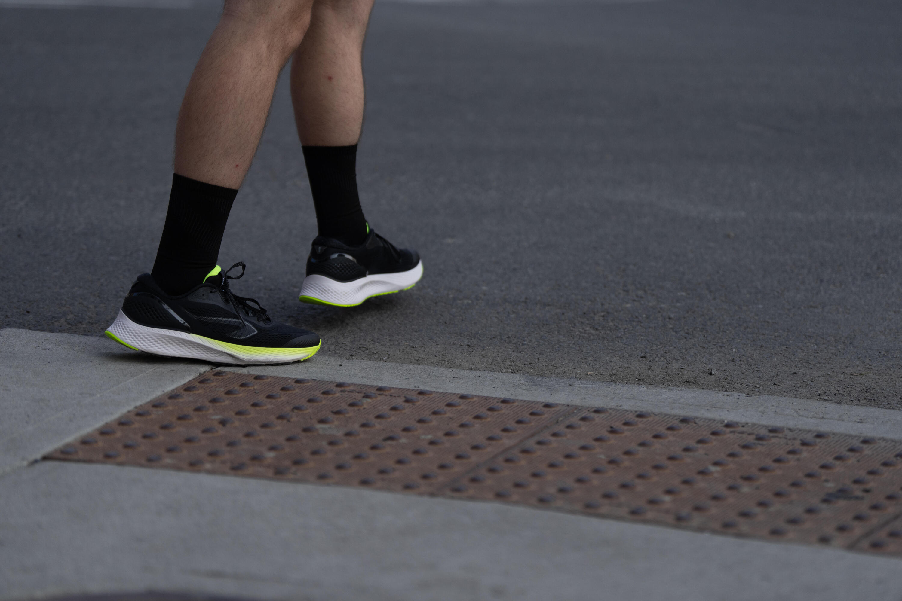 Chaussure de running homme kiprun ks500 2 noir jaune 17/18