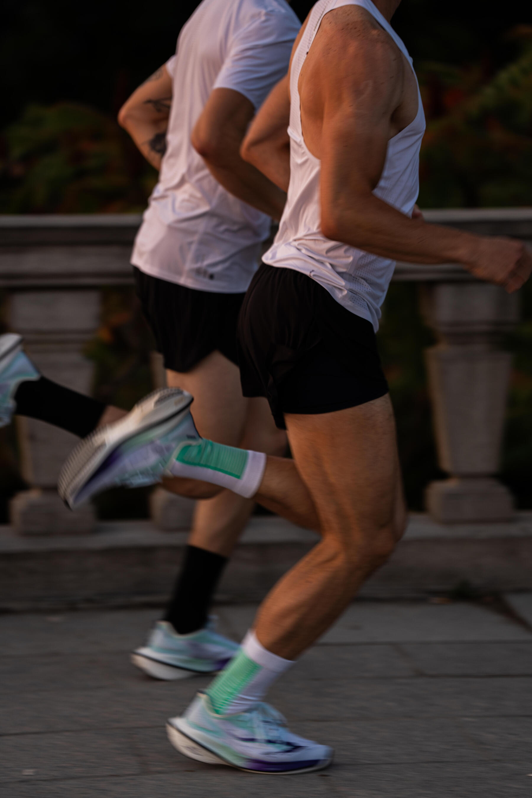 hombres practicando running