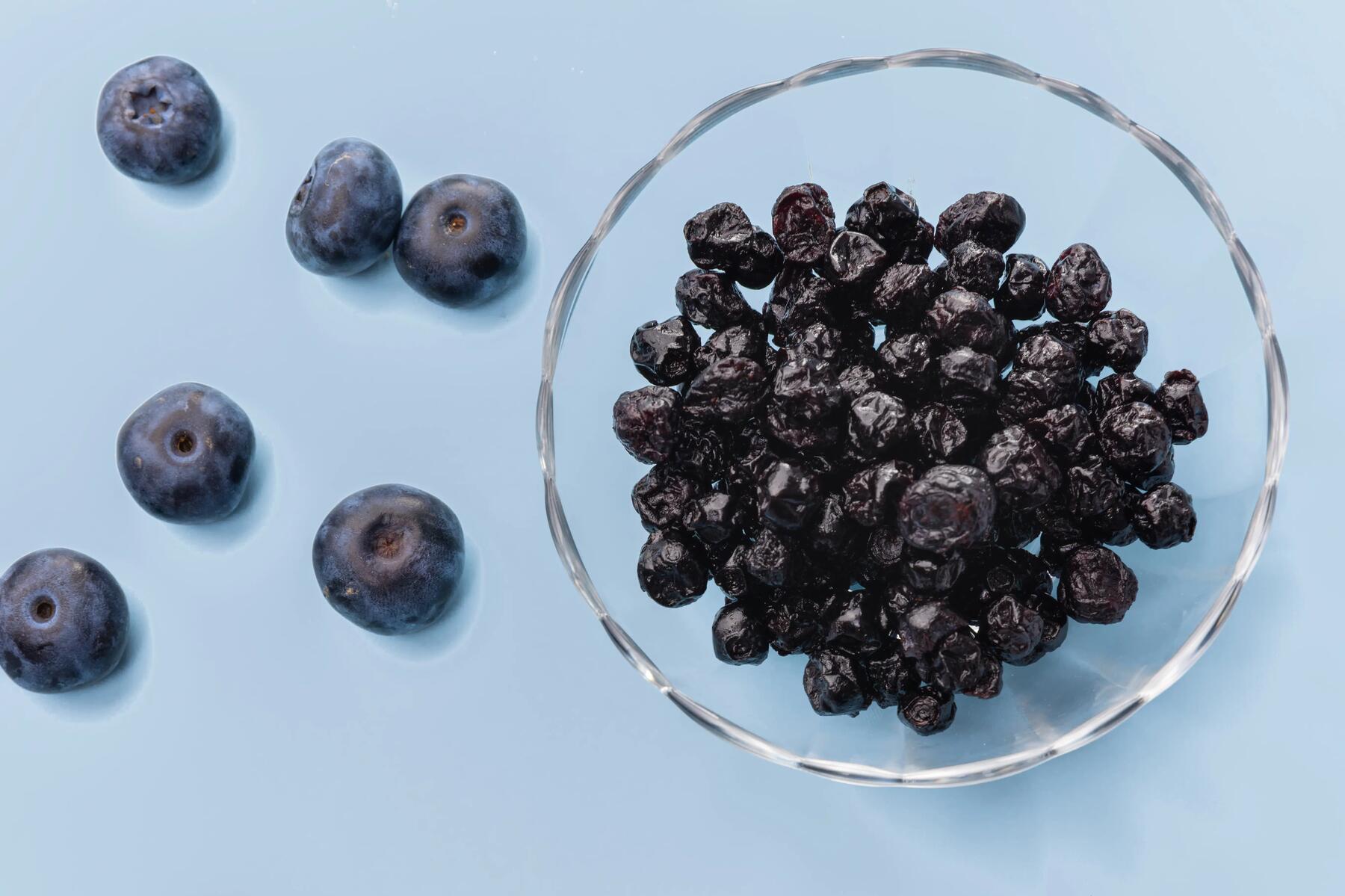 Produkty superfoods umieszczone w  szklanej misce