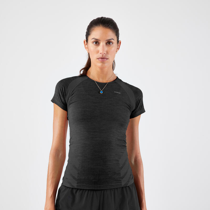 Naadloos hardloopshirt voor dames slim fit RUN 500 COMFORT grijs