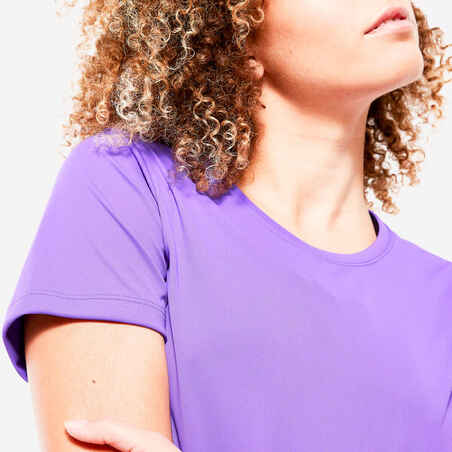 Moteriški kardiotreniruočių, kūno rengybos marškinėliais, purpuriniai