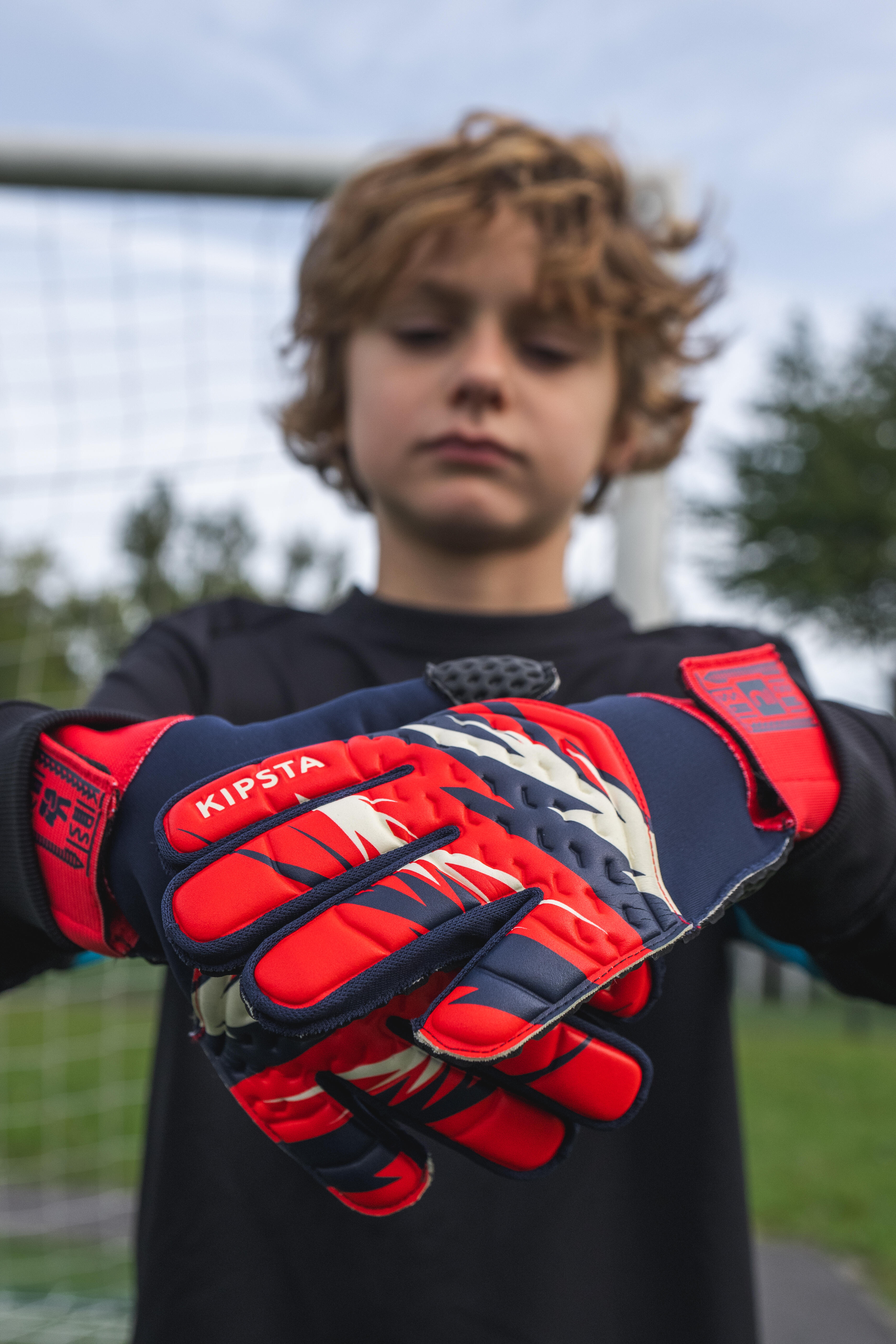 Kids' Soccer Goalkeeper Gloves, 100 Superresist - KIPSTA