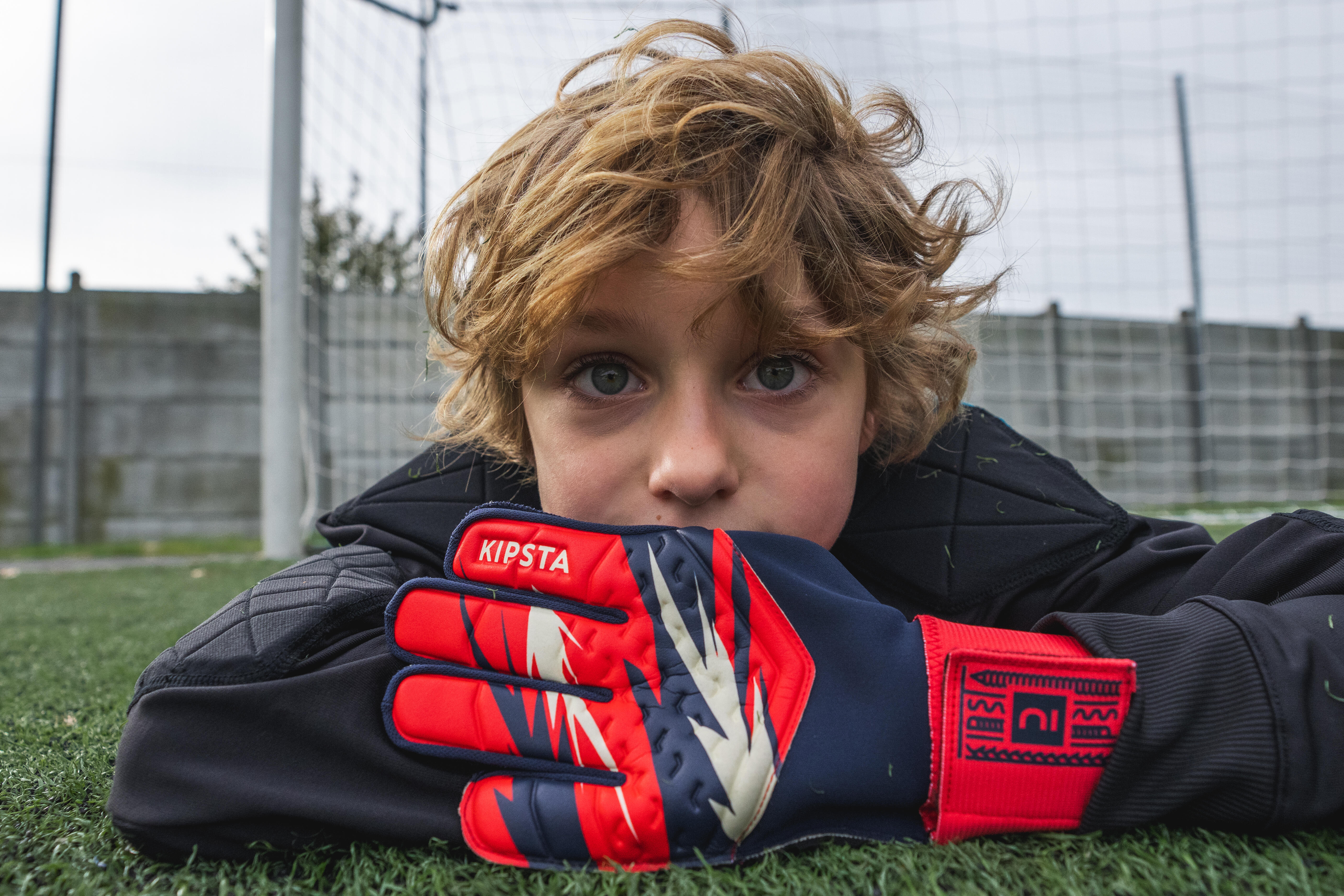 Kids' Soccer Goalkeeper Gloves, 100 Superresist - KIPSTA