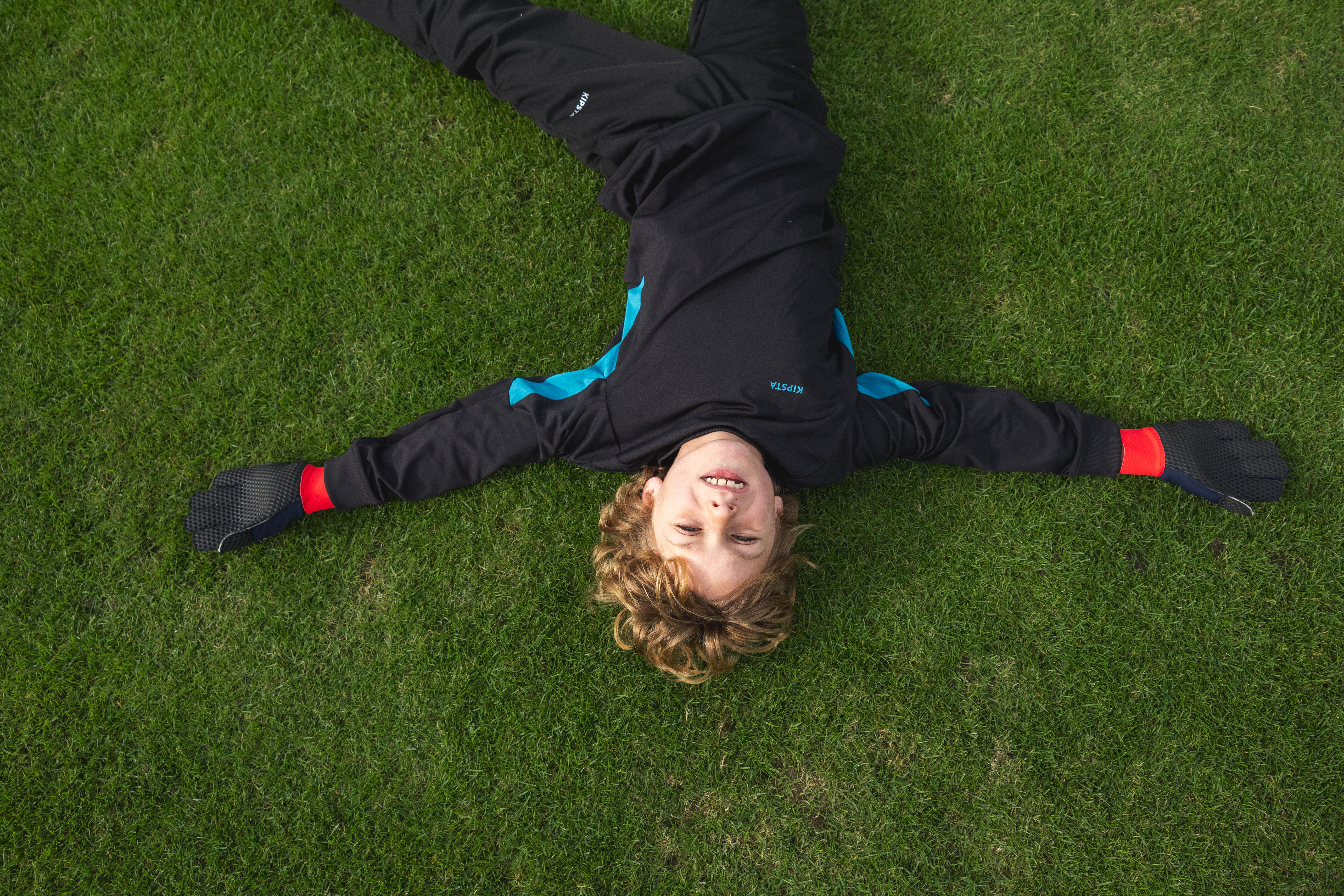 Kids' Soccer Goalkeeper Gloves, 100 Superresist - KIPSTA