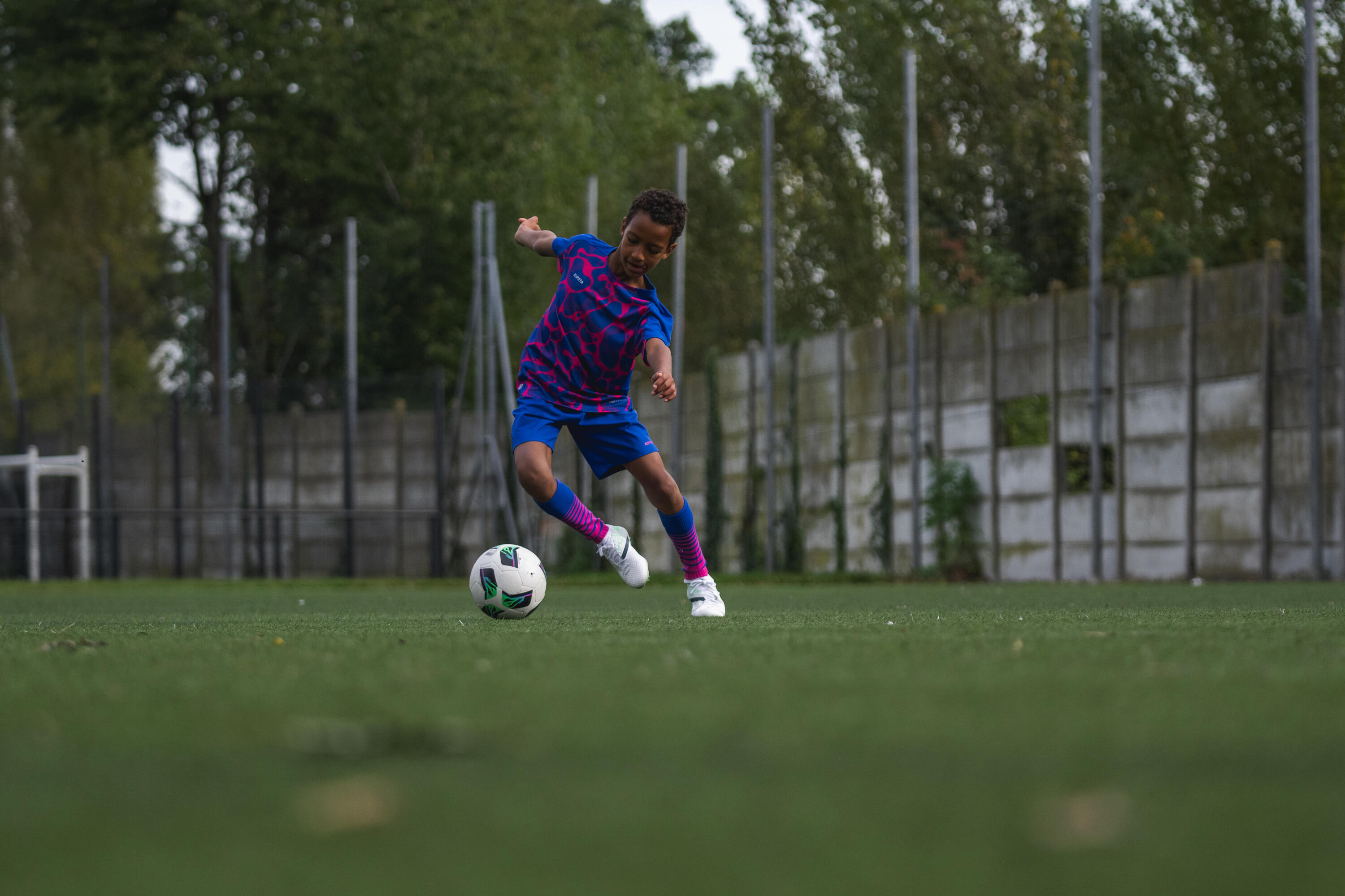 Voetbalshort voor kinderen AQUA blauw/roze 8/8