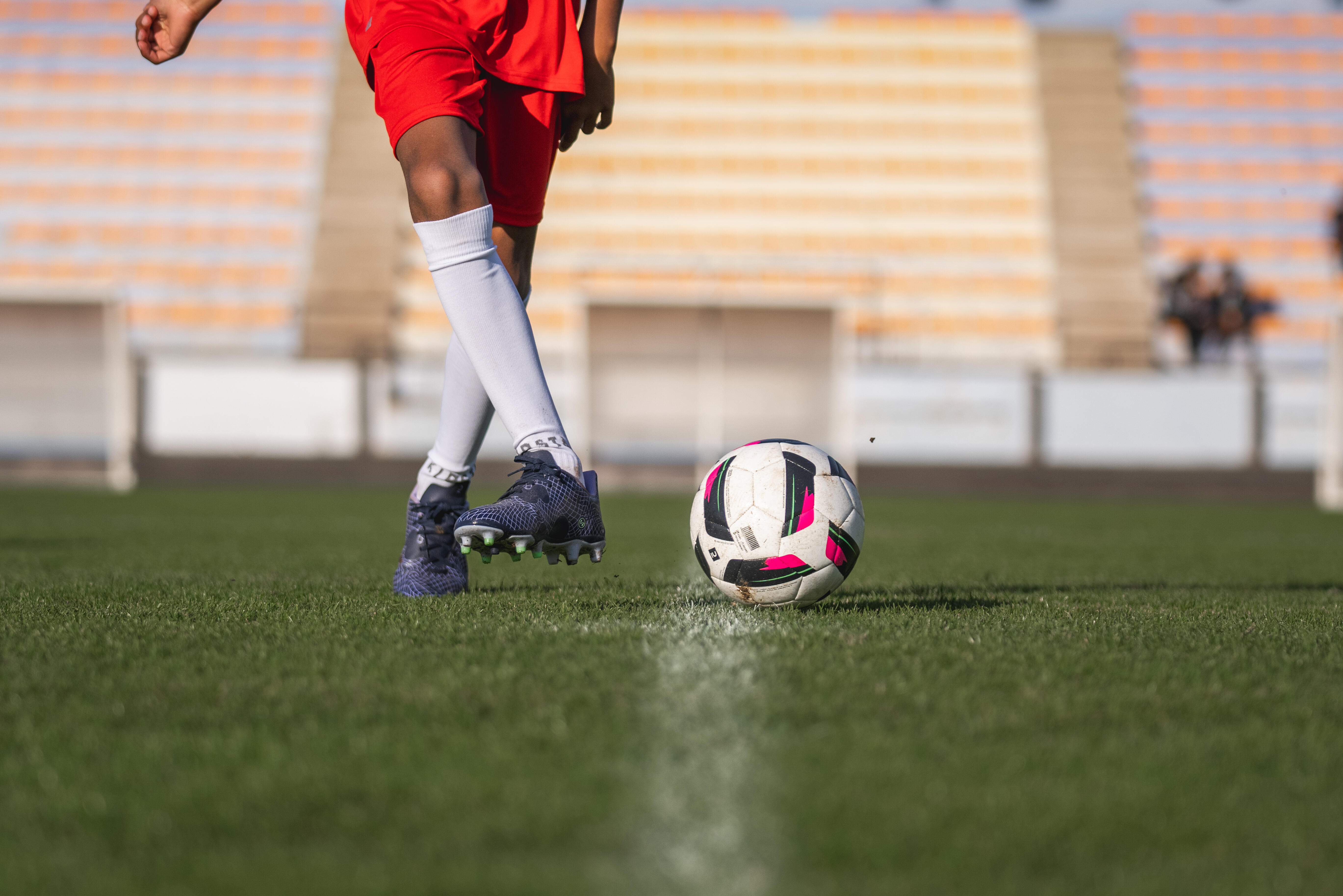 Size 4 Machine-Stitched Soccer Training Ball - KIPSTA