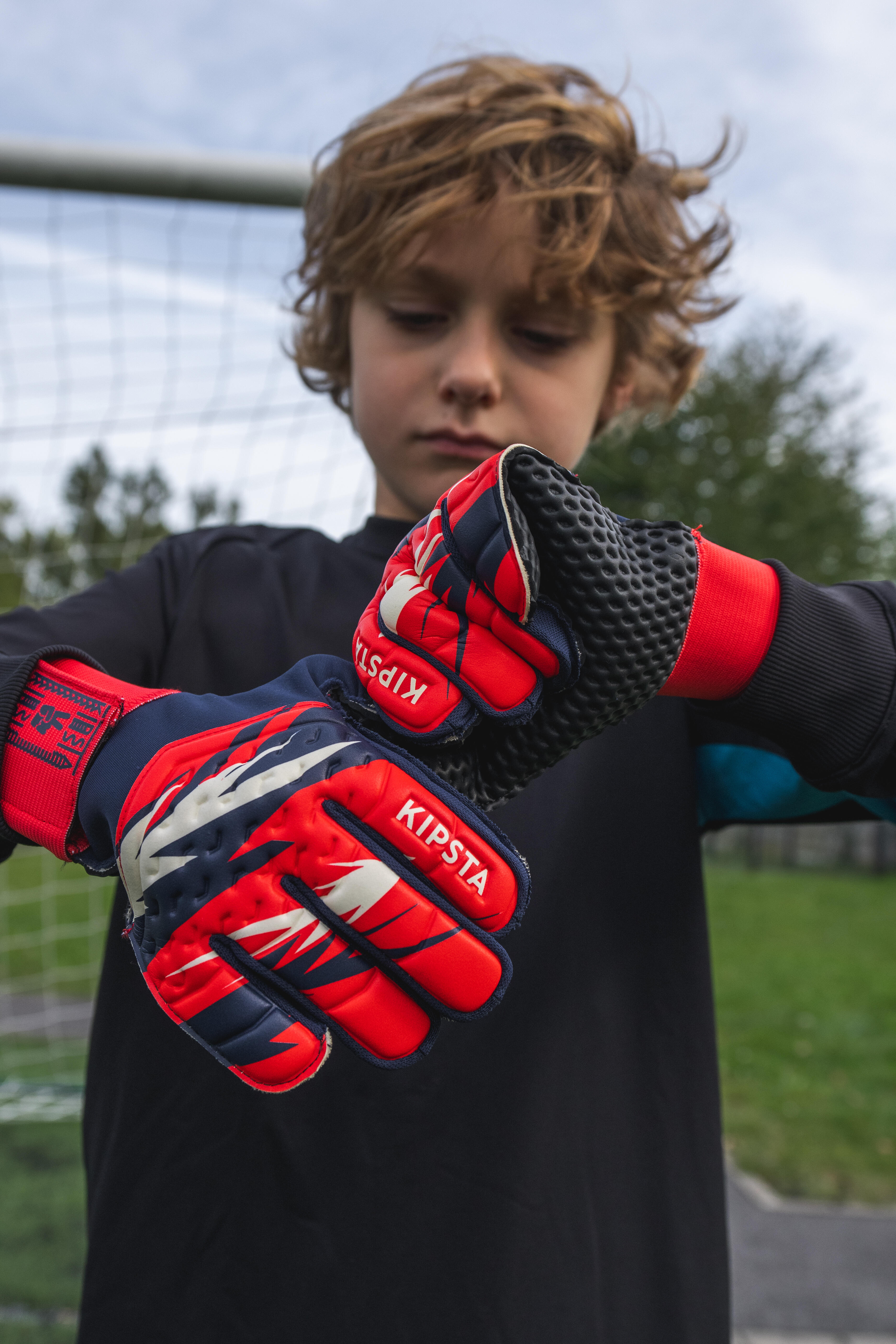 Kids' Soccer Goalkeeper Gloves, 100 Superresist - KIPSTA