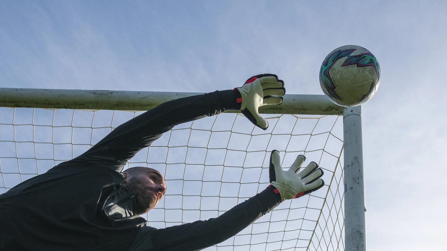 portero de fútbol parando un balón