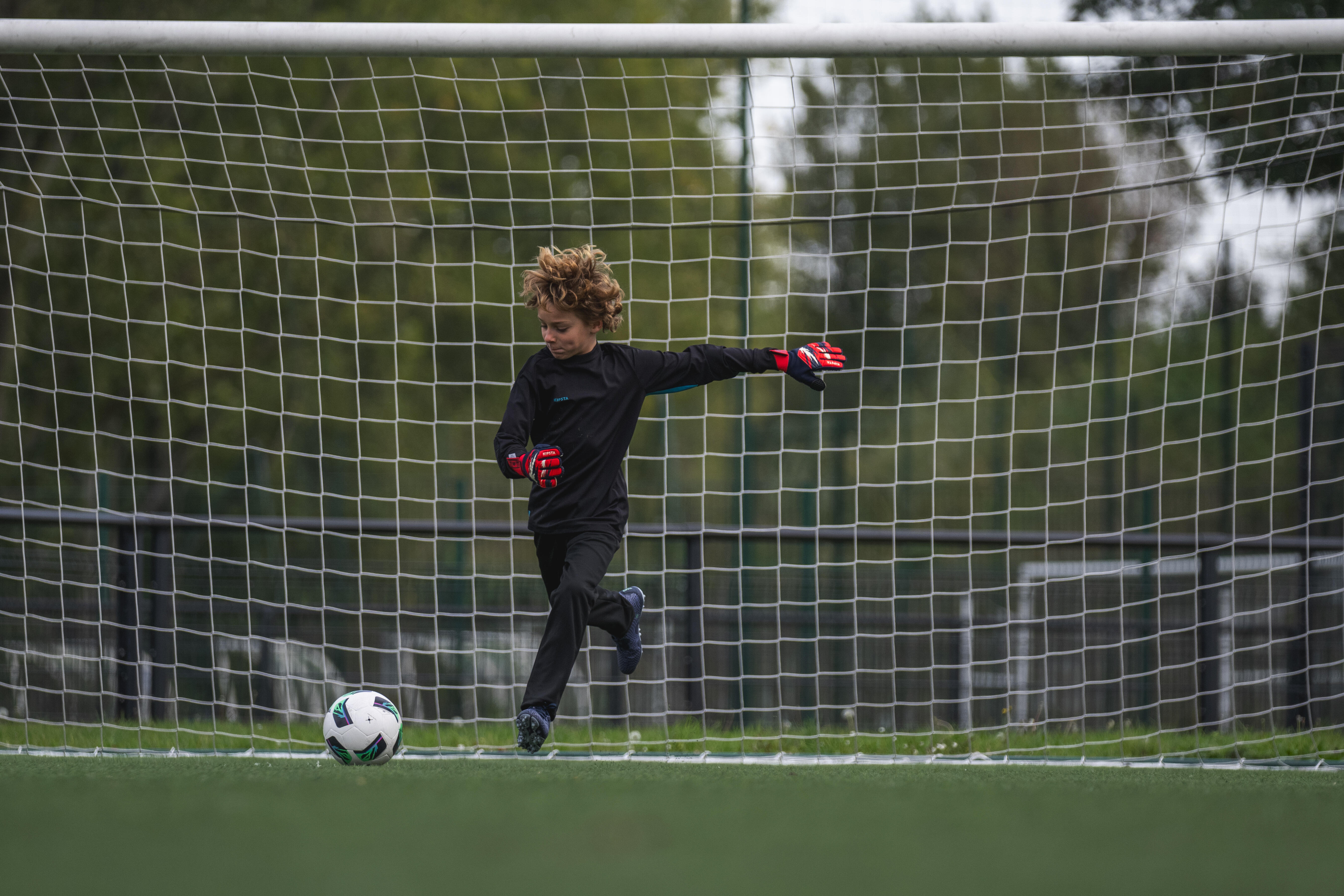 Kids' Soccer Goalkeeper Gloves, 100 Superresist - KIPSTA