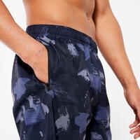 Pantalón Corto Fitness Essential Hombre Azul Camuf. Transpirable Bolsillos Crem.