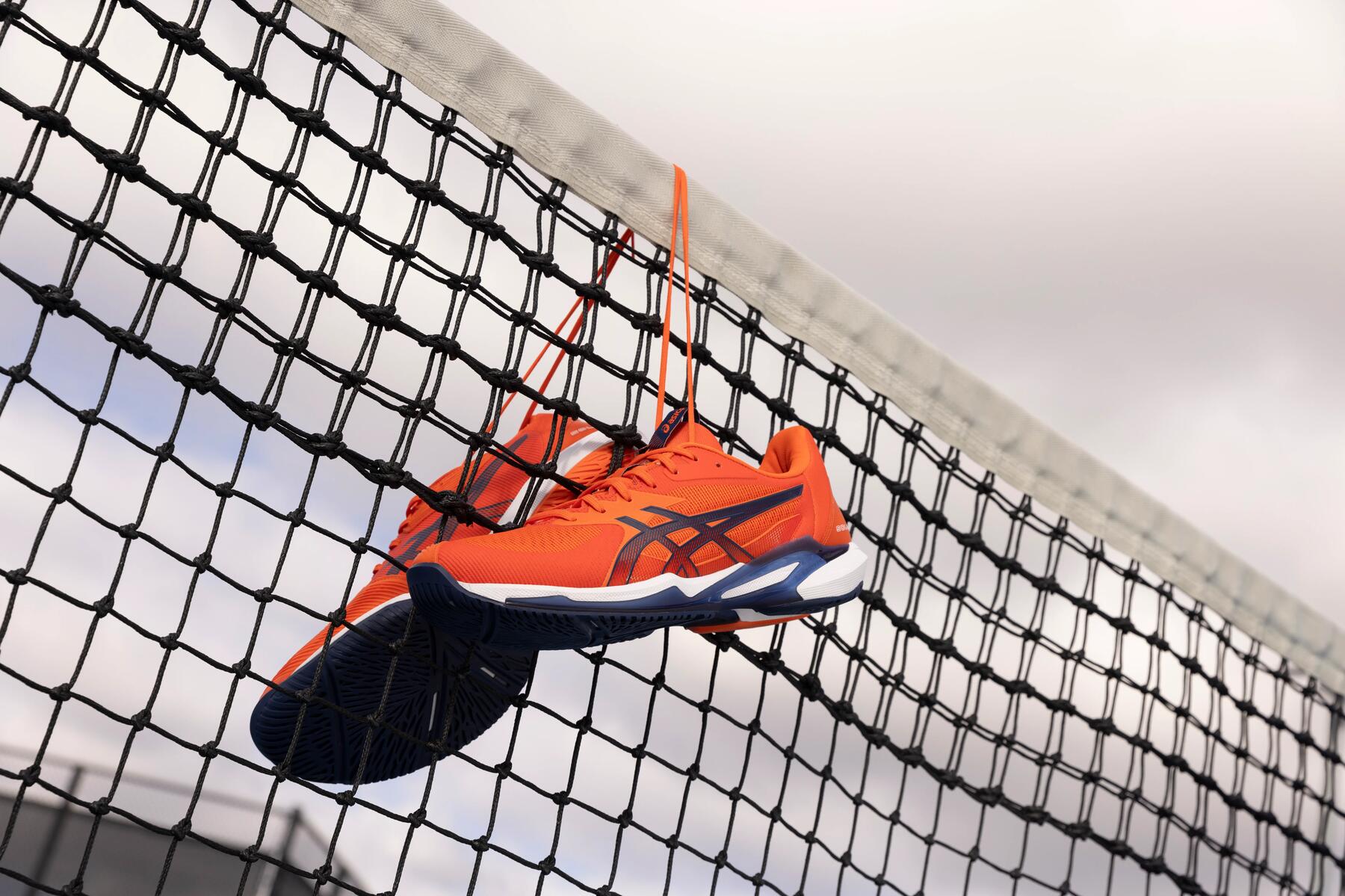 Buty zawieszone na siatce tenisowej