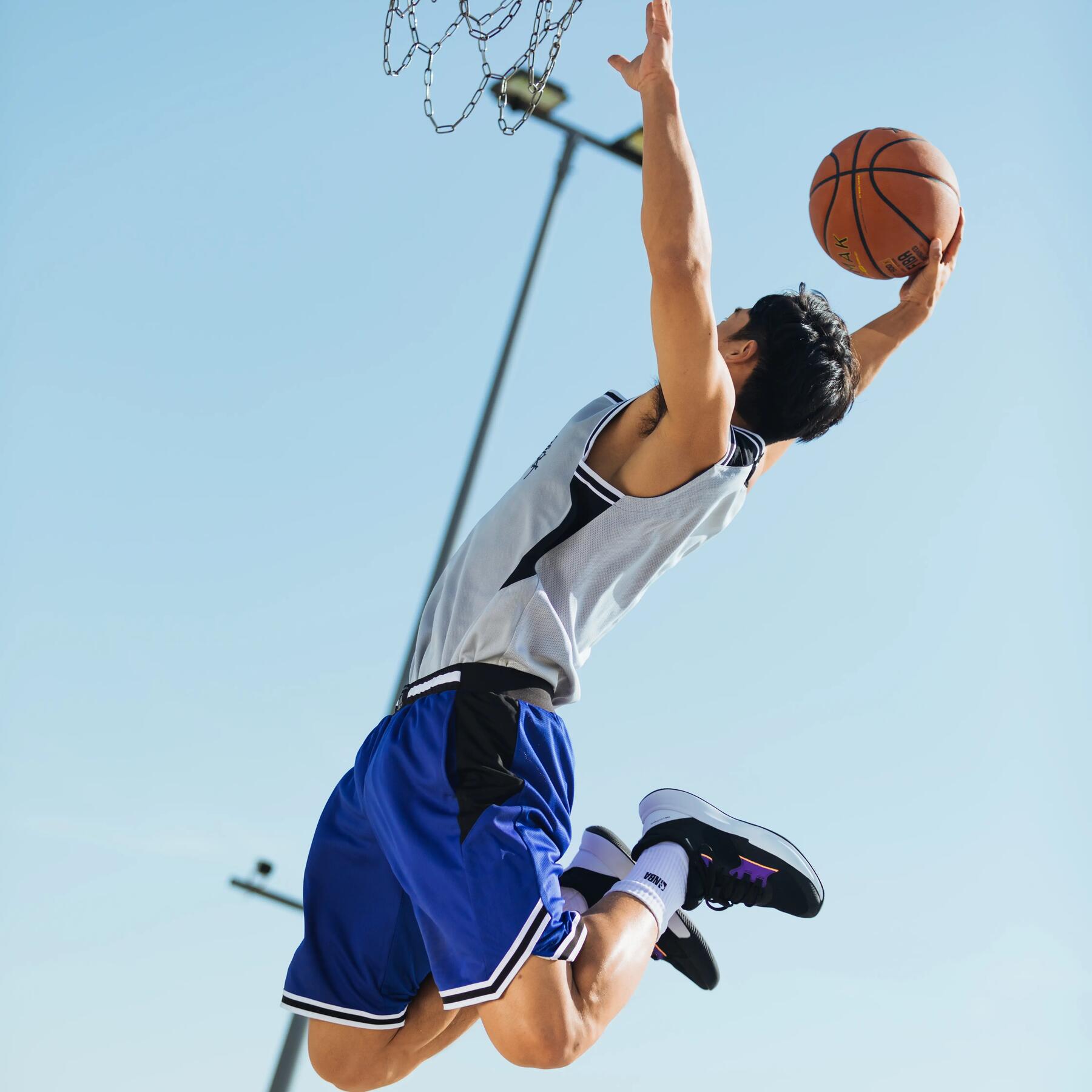 Dunk au basket : techniques, conseils et histoire d’un geste culte
