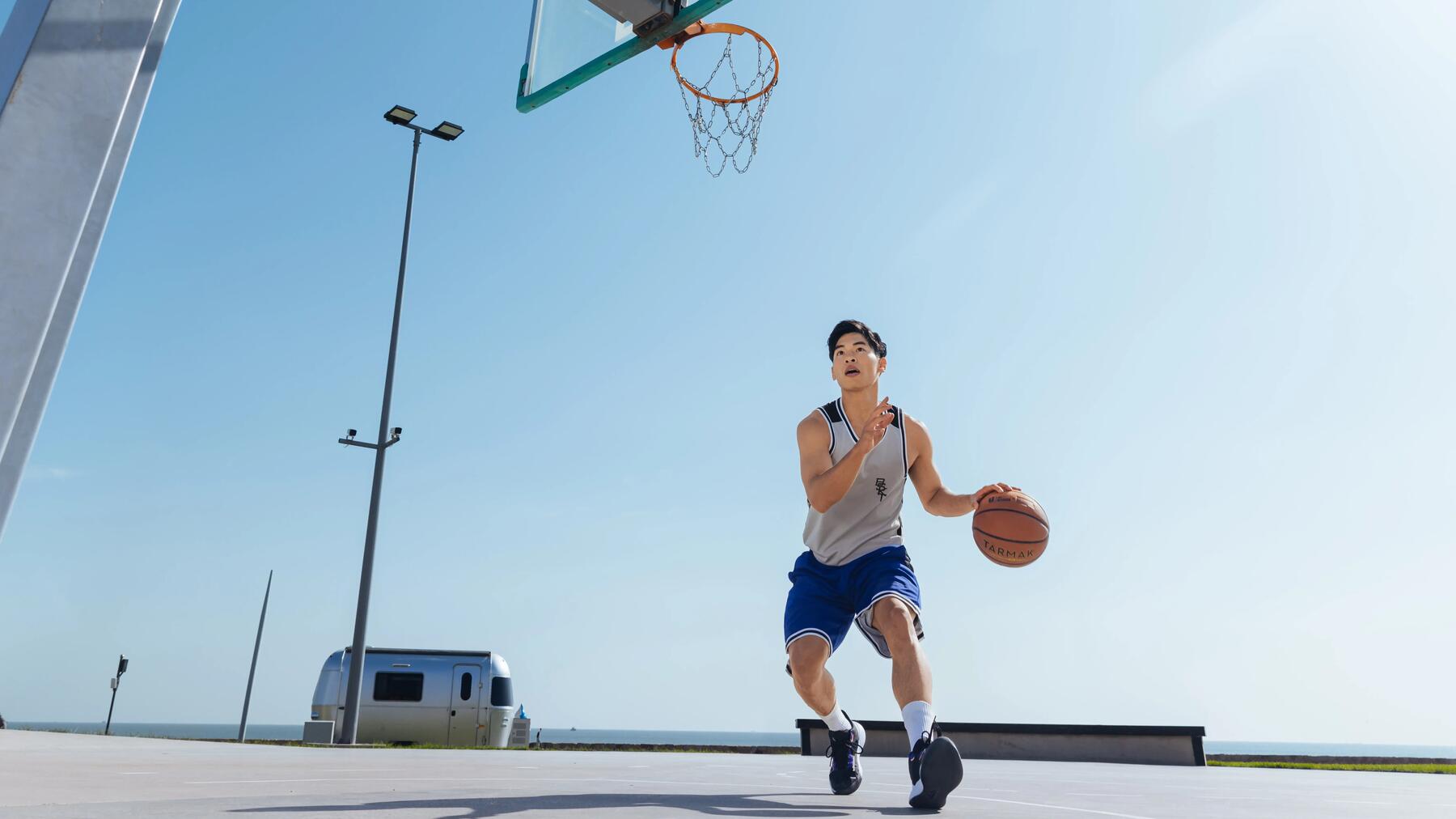 Dunk au basket : techniques, conseils et histoire d’un geste culte