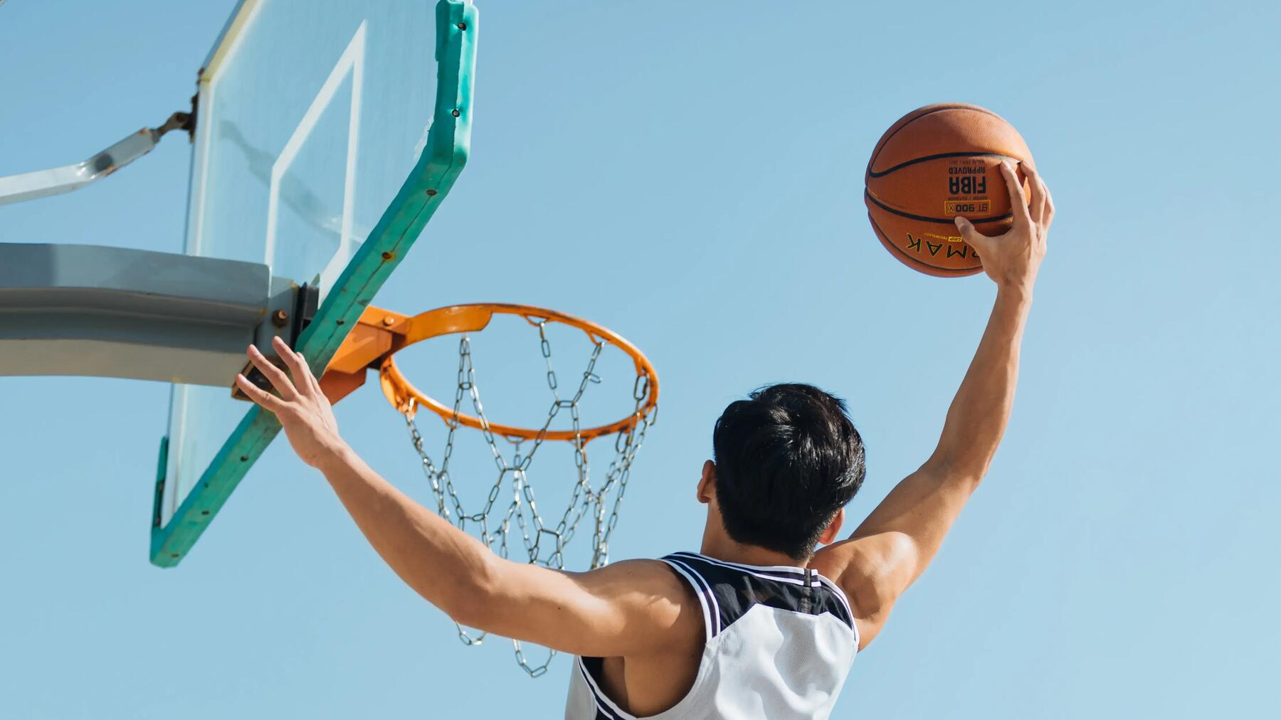 Dunk au basket : techniques, conseils et histoire d’un geste culte