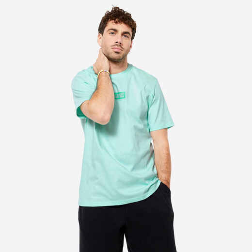 
      Pánske tričko na fitness 500 Essentials pastelové mätové s potlačou
  
