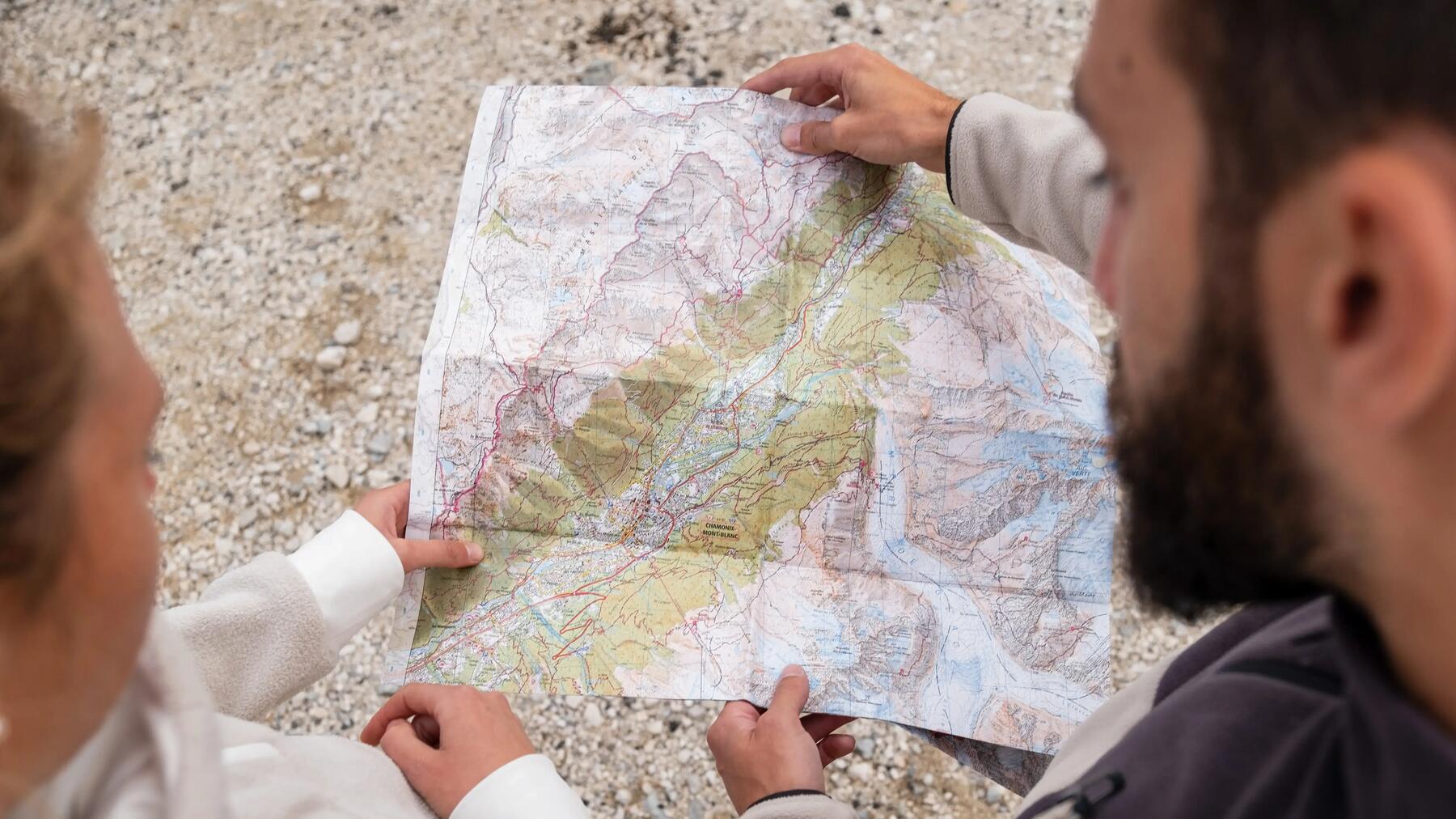 Vorbereitung auf eine Wasserwanderung, Mann und Frau planen die Route und schauen gemeinsam auf die Karte