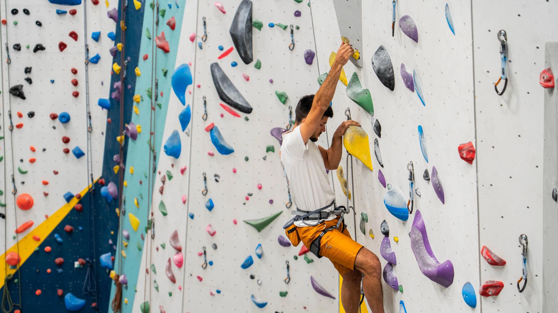 De ce echipament ai nevoie pentru escalada practicată în exterior?