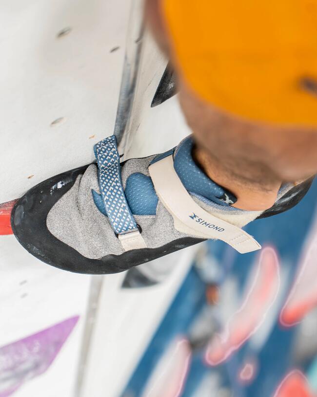 Kletterschuh an Kletterwand 