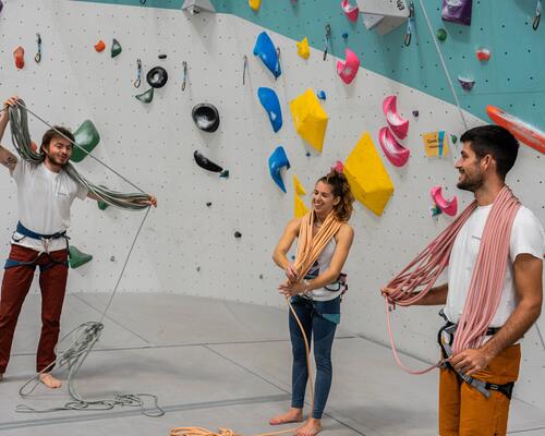 Eine Gruppe von Anfänger befindet sich in einer Indoorkletter Halle