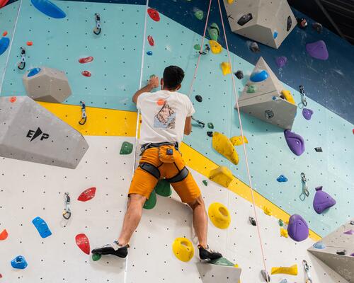 Mężczyzna w stroju wspinaczkowym uprawiający wspinaczkę sportową