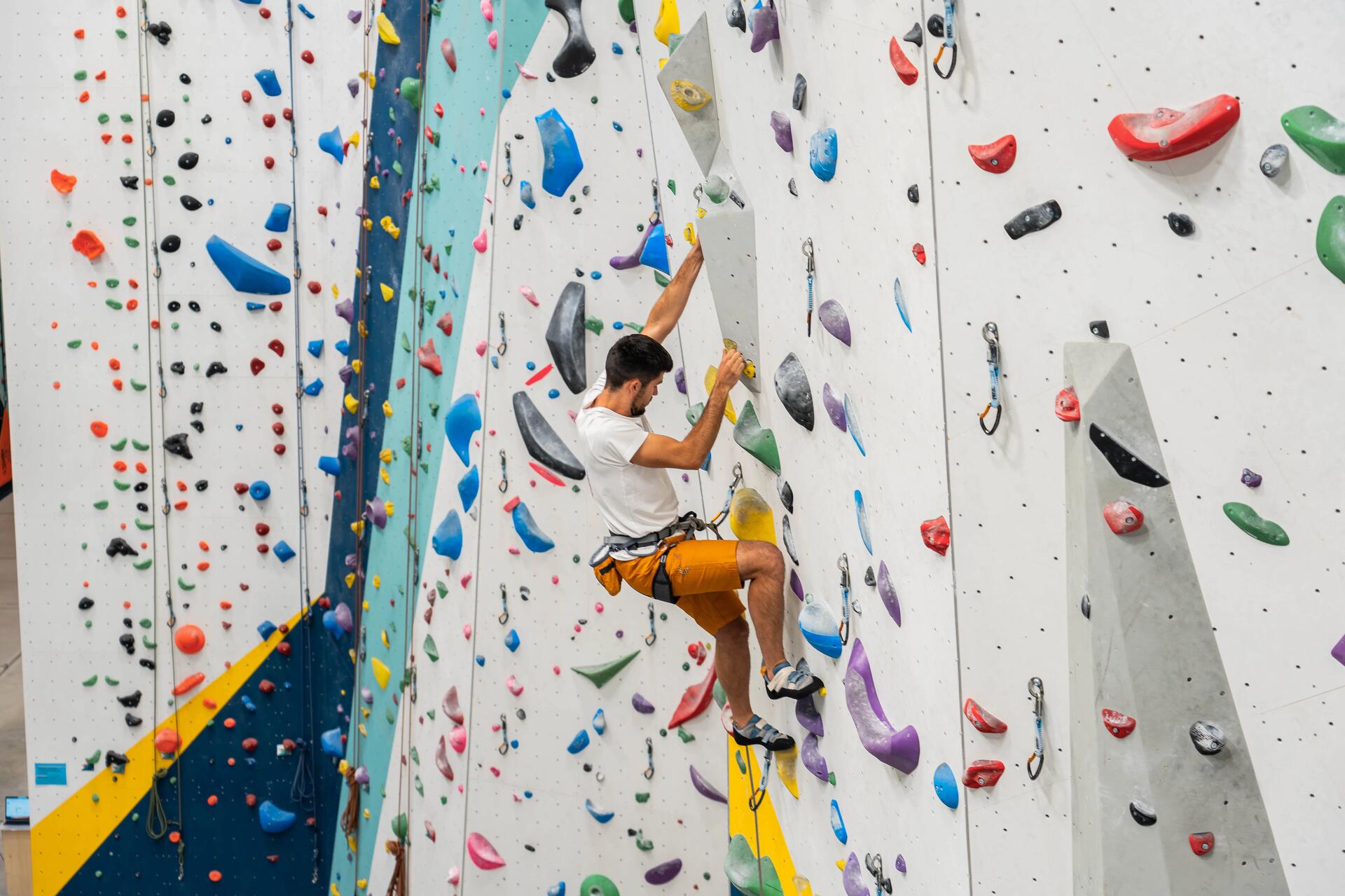 De ce echipament ai nevoie pentru escalada practicată în exterior?