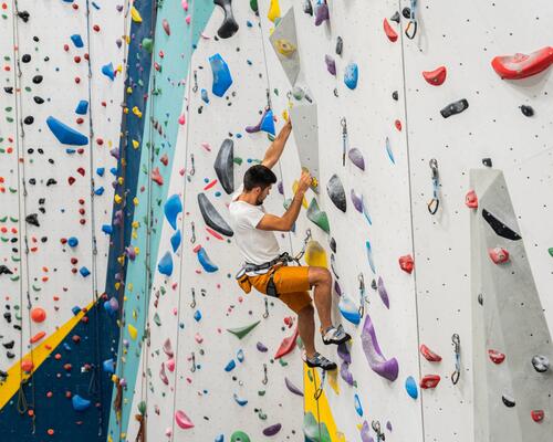 De ce echipament ai nevoie pentru escalada practicată în exterior?